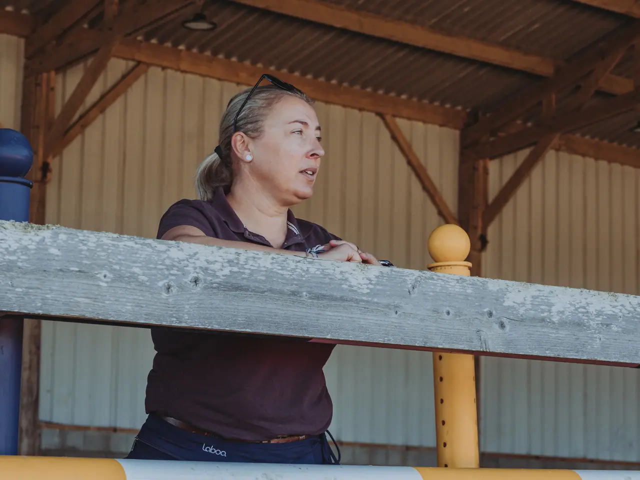 Aurelie, monitrice independante qui enseigne a l'Ecurie Moulagny, au bord de la carriere