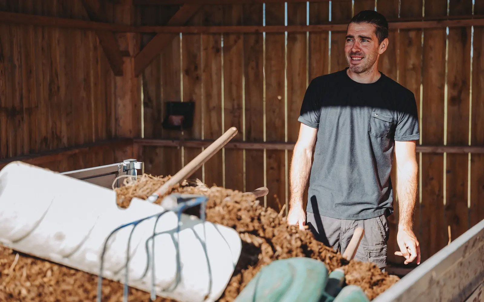 David au travail dans la grange de l'Ecurie Moulagny, a Planquery