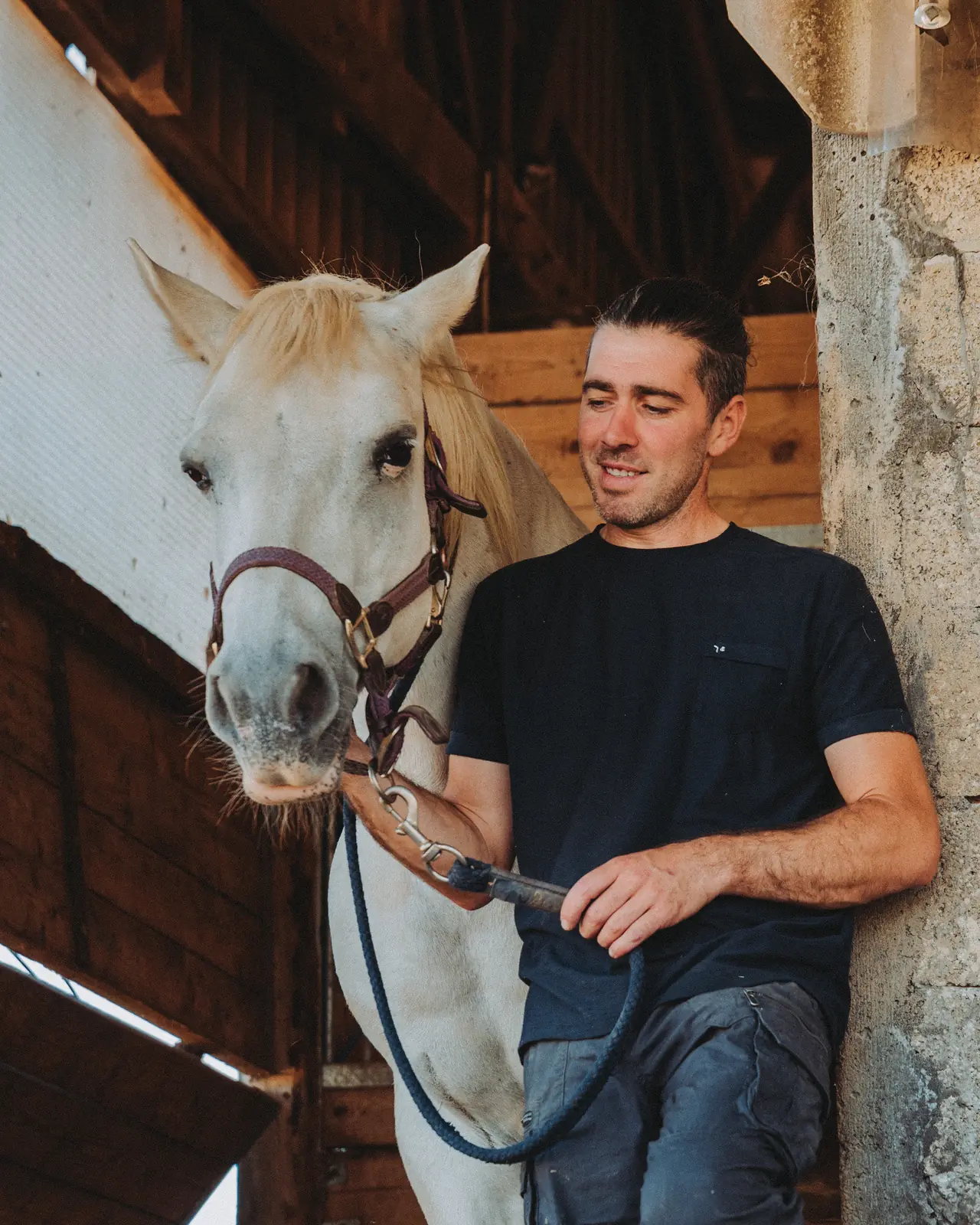 David, gerant de l'Ecurie Moulagny, avec un cheval a l'ecurie