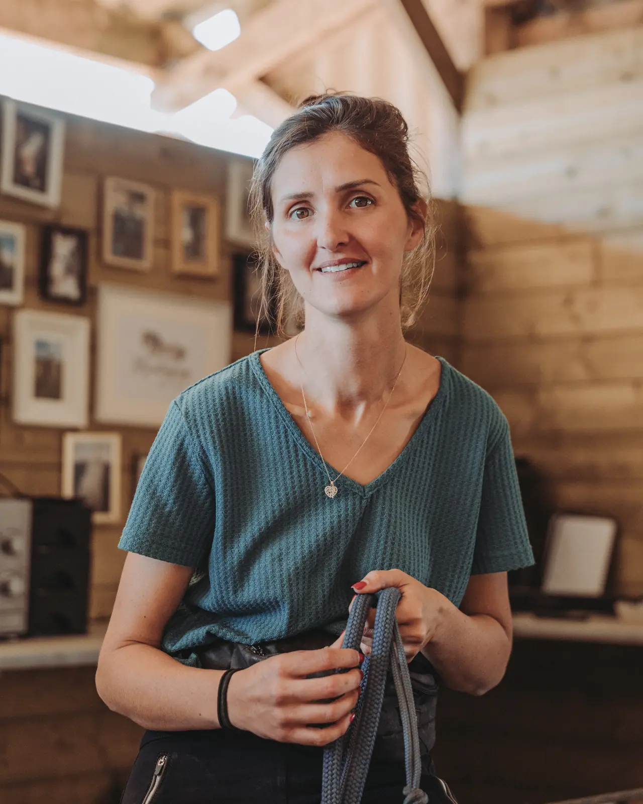 Johanna, gerante de l'Ecurie Moulagny, dans le club-house de l'ecurie